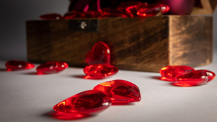 rote Herzen vor Holzkiste als Dekoration zum Valentinstag