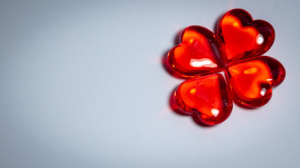 vierblättriges Kleeblatt aus roten Herzen zum Valentinstag