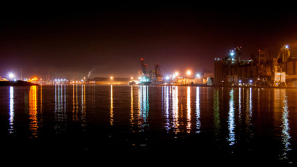 luci sulla banchina del porto