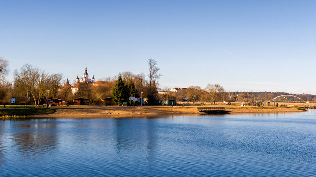 Zalew w Supraślu, grobla, stare drzewa, Podlasie, Polska