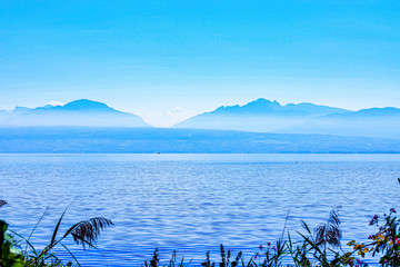 vue sur le lac léman de la suisse le mont blanc à l'horizon