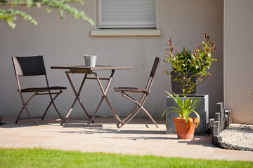 Salon de jardin en terrasse sous le soleil d'été