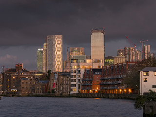 Fototapeta premium UK, England, London, Canary Wharf over Rotherhithe