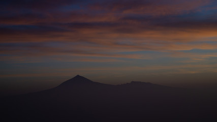 Silueta del volcán del Teide al amanecer