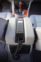 Telefon pokładowy w starym samochodzie osobowym