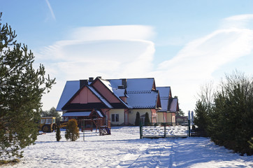 Duży dom w śniegu w zimę - obrazy, fototapety, plakaty
