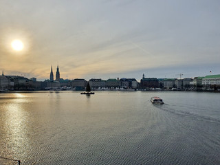 Jezioro w centrum Hamburga. Hamburg, Niemcy. - obrazy, fototapety, plakaty