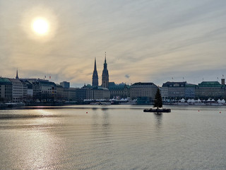 Fototapeta premium Jezioro w centrum Hamburga. Hamburg, Niemcy.