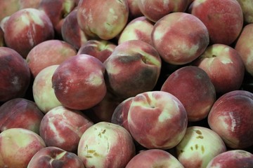 Ripe peaches in the market