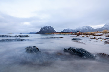 Winterlandschaft am Westfjord in  Norwegen, Wikingerberg  im kühlen Dämmerlicht
