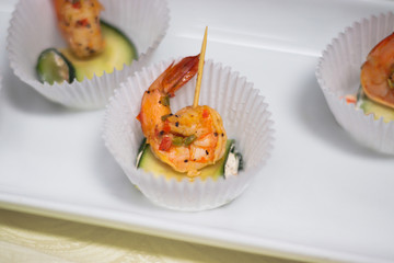 BOCADITO DE CAMARÓN PARA EVENTO SOCIAL EN UN PLATO BLANCO