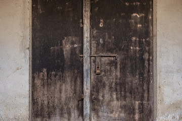 Obraz na płótnie Canvas Weathered Ancient Double Doors in China