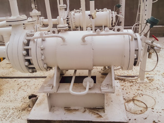 The pump for pumping hot products of oil refining