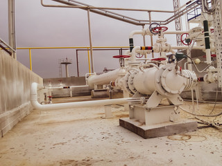 The pump for pumping hot products of oil refining