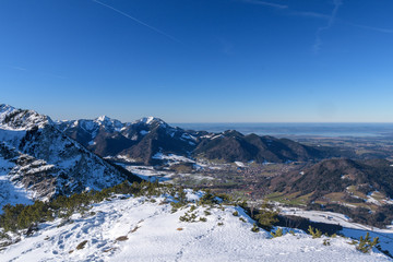 Bergpanorama bei Sonenschein Gesehen vom Streicher im Chiemgau