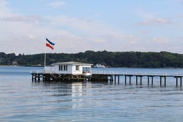 Kieler Förde mit altem Bootssteg an der Kiellinie