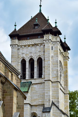 Fototapeta na wymiar clocher de la Cathédrale Saint-Pierre Genève suisse