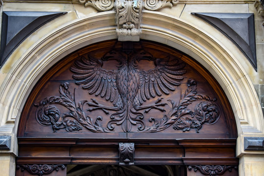 magnifique scultures dessus de porte de l'entr&eacute;e de l'hotel de ville de gen&egrave;ve suisse