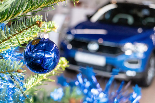 Blaue Weihnachtskugel im Autohaus, Auto Werkstatt