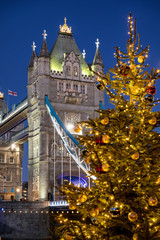 Fototapeta na wymiar Die Tower Bridge in London bei Nacht zu Weihnachten mit einem bunt beleuchtetem Weihnachtsbaum, Großbritannien