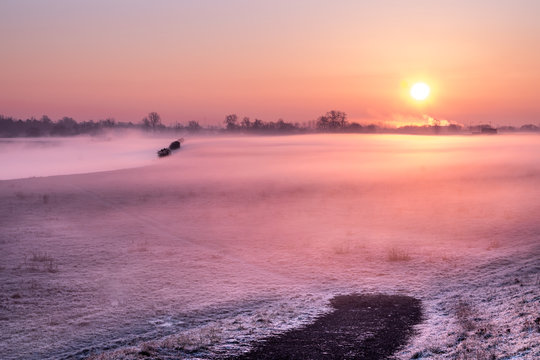 mglisty mroźny poranek nad rzeką o wschodzie słońca