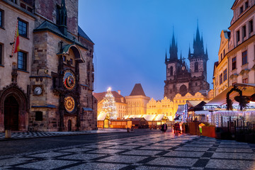 Bllick auf die Astronomische Uhr und die Marienkirche am zentralen Platz der Altstadt mit...