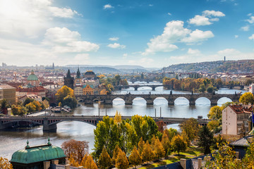 Fototapeta na wymiar Panorama der Stadtlandschaft von Prag mit den zahlreichen Brücken über die Moldau and einem sonnigen Herbstag, Tschechiche Republik