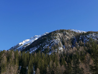 suggestiva vista montana in val venosta in italia, tra cime innevate e valli