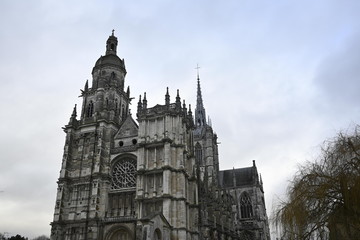 Fototapeta na wymiar Vue de face de la cathédrale d'Évreux.