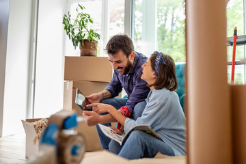 Obraz premium Couple moving in new flat