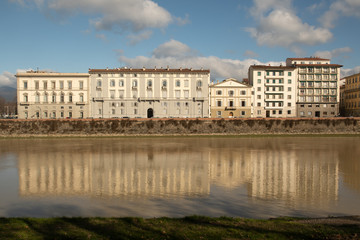 Fototapeta na wymiar Florence, buildings reflected in the Arno river