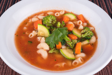 sopa de pasta con jitomate y vegetales