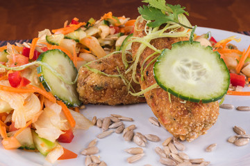 tortitas de papa con ensalada y vegetales