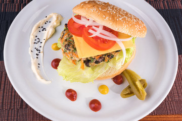 pan con aderezos jitomate cebolla y vegetales