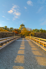 秋の大阪城天守閣と極楽橋