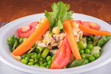 ensalada de atun con vegetales