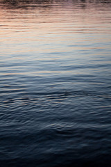 Naklejka premium Beautiful color gradient of sunset on water