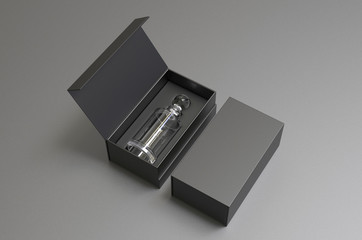 Obraz premium Whiskey decanter bottle Gift Box for branding and mock up. 3d render illustration.