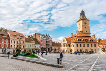 Obraz premium Brasov Republicii street and Council square in the evening during spring season . The most important street and sqaure in the heart of Brasov , Transylvania , Romania