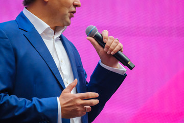 Naklejka premium Male presenter speaks to audiences