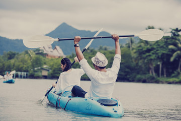 Obraz premium Young people sightseeing and kayaking on the river