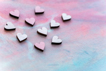 Valentinskarte mit Holzherzchen und bemaltem Hintergrund auf Leinwand