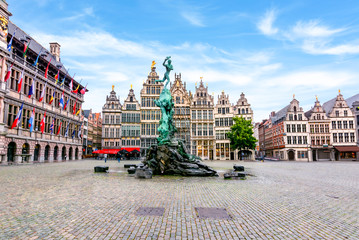 Place du marché au centre d& 39 Anvers avec fontaine Brabo, Belgique