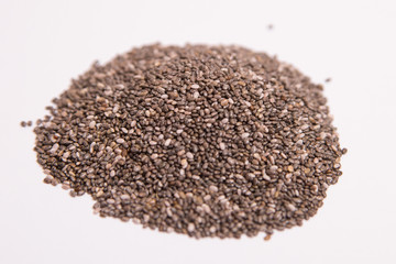 Semillas de chía sobre fondo blanco.