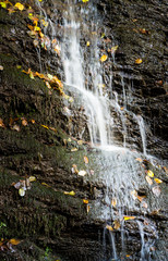 Wasserfall mit Herbstlaub im Dortebachtal, einem Seitental der Mosel, Nahaufnahme