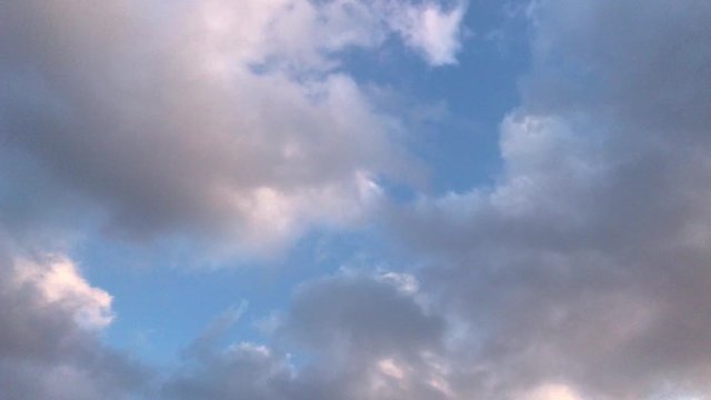 昇る月と流れる雲 冬空 積雲 綿雲 タイムラプス 雲_05v_00649(VJHD8890_PR_MOV_timelapse)