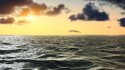 Obraz premium Horizon of the sea at sunset in the Atlantic