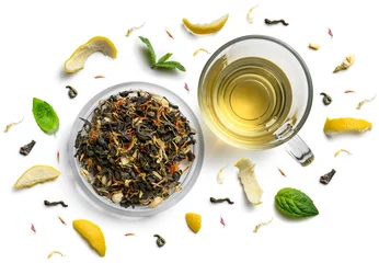 Foto op Plexiglas anti-reflex Thee assortiment Groene thee met natuurlijke aromatische toevoegingen en een kopje. Bovenaanzicht op witte achtergrond