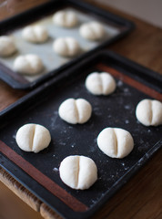 籠に入った手作りの白パン