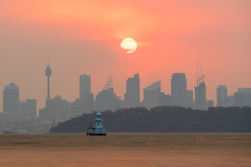 Fototapeta premium Sydney, Australia - 4 stycznia 2020. Zachodzące słońce przez mgłę dymu Nowej Południowej Walii, niszczone przez pożary buszu.